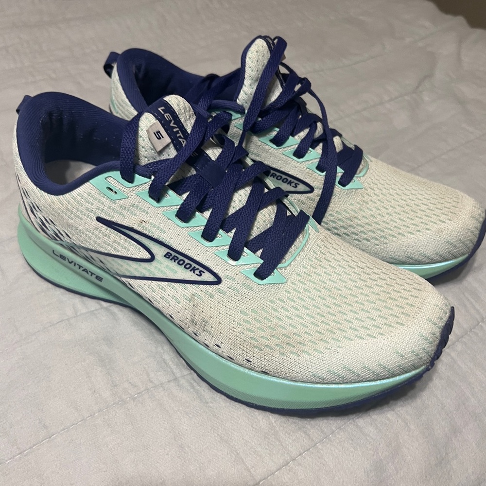 Size 9 Brooks Levitate 5